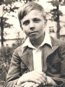 Юра Кардашёв – добровольный помощник фотографа газеты «Железнодорожник Латвии». Рига. 1945 г.