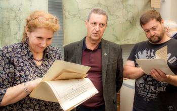 В Музее архива О.Н. Кондакова показывает гостям копии документов