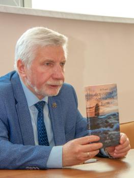 Директор архива В.Г. Смирнов со своей книгой «Буду стараться быть полезным России…».