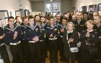 Кронштадтские кадеты и гости выставки, посвященной 175-летнему юбилею С. О. Макарова.